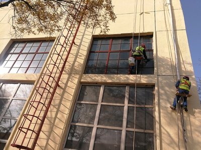 工廠、商務大樓、工業(yè)園區(qū)、私人企業(yè)、電影院、銀行、政府機關、學校、酒店娛樂場所等外墻清洗