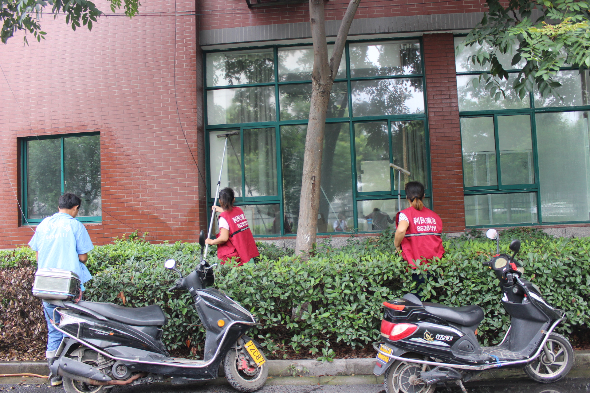 工廠、商務(wù)大樓、工業(yè)園區(qū)、私人企業(yè)、電影院、銀行、政府機關(guān)、學校、酒店娛樂場所等除塵保潔