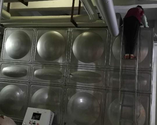 工廠、商務(wù)大樓、工業(yè)園區(qū)、私人企業(yè)、電影院、銀行、政府機(jī)關(guān)、學(xué)校、酒店娛樂場所等二次供水水箱清洗