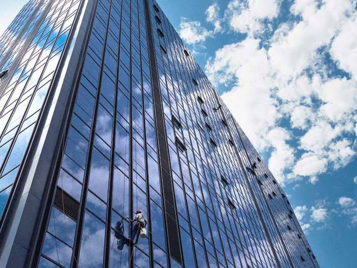 工廠、商務(wù)大樓、工業(yè)園區(qū)、私人企業(yè)、電影院、銀行、政府機關(guān)、學校、酒店娛樂場所等外墻清洗